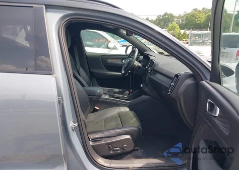 2021 Volvo Xc40 Recharge Pure Electric P8 z USA, uszkodzony, nr VIN YV4ED3UR8M2565124